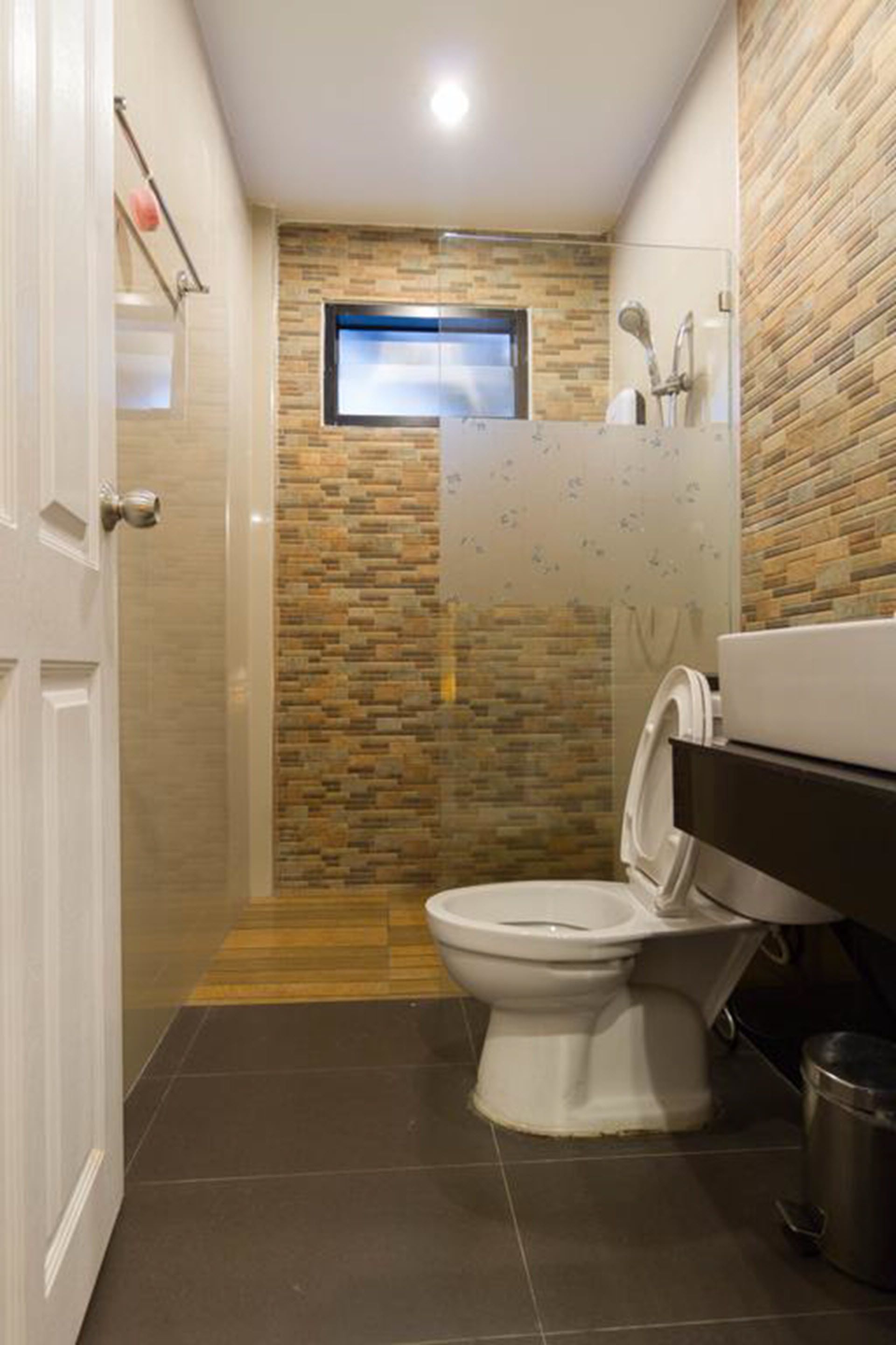 Standard Double Room | Bathroom | Shower, free toiletries, hair dryer, towels