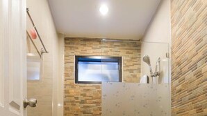 Kamar Double Standar | Kamar mandi | Shower, perlengkapan mandi gratis, pengering rambut, dan handuk