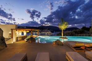 Piscina stagionale all'aperto, ombrelloni da piscina, lettini