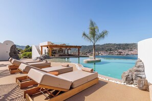Piscine extérieure (ouverte en saison), parasols de plage