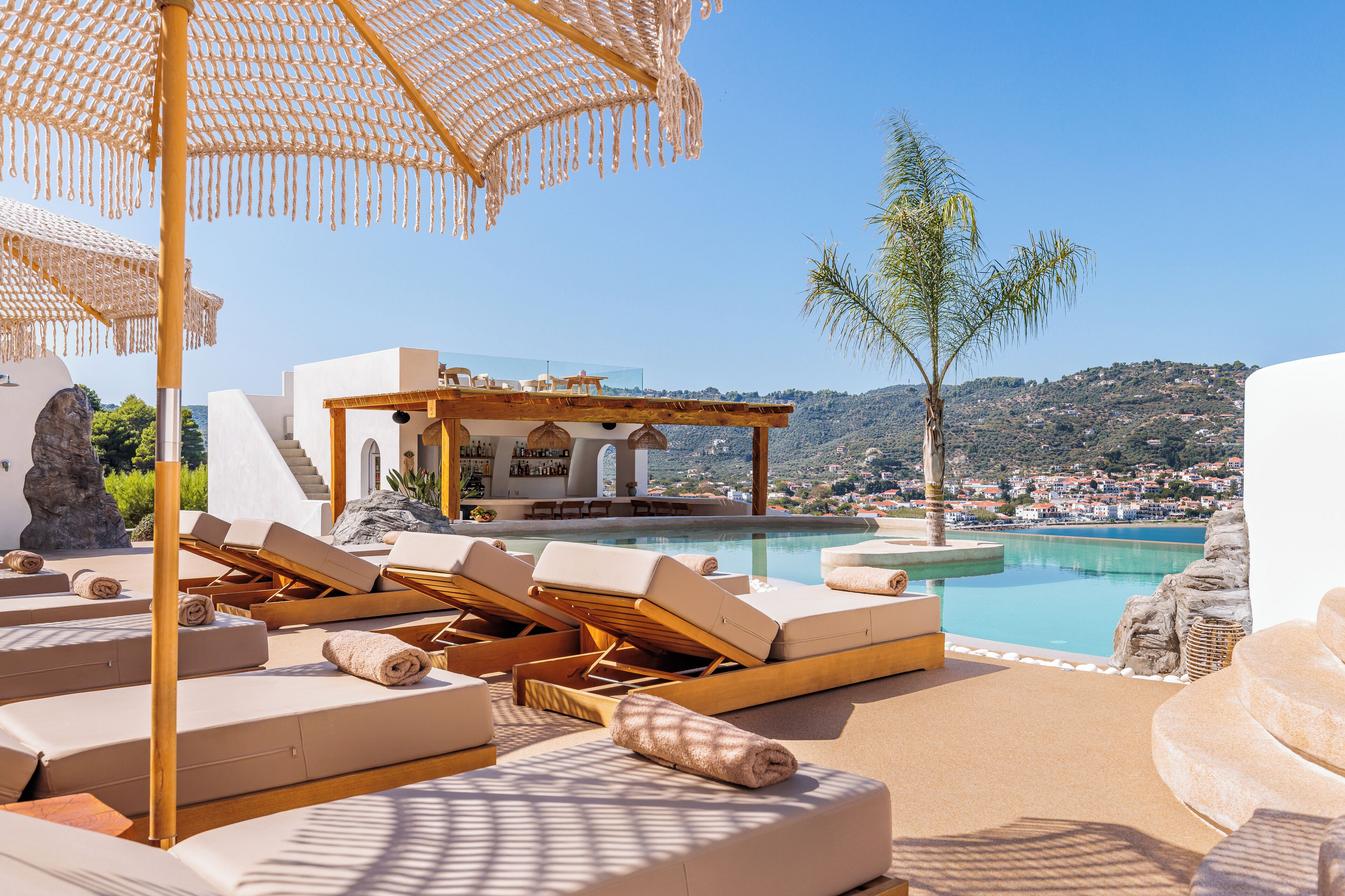 Una piscina al aire libre de temporada, sombrillas