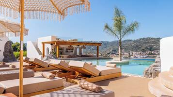 Una piscina al aire libre de temporada, sombrillas
