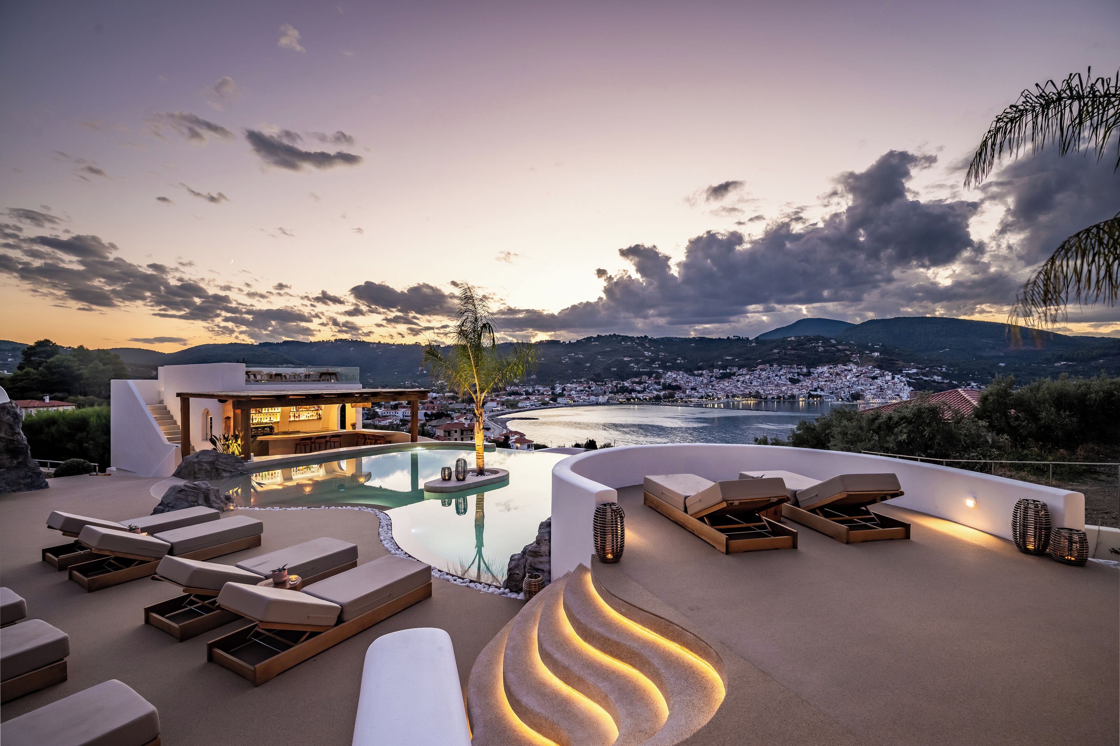 季節性室外游泳池，開放時間為 08:00 至 20:00，提供泳池遮陽傘和日光浴躺椅