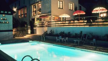Outdoor pool, sun loungers