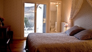 Double Room, Terrace -  Hotel Les Tilleuls (Saint-Cirgues-de-Jordanne)