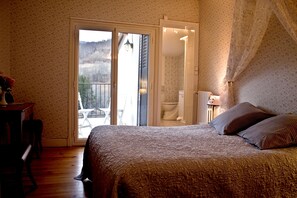 Tweepersoonskamer, terras | Een bureau, gratis wifi