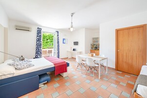 Cuna de viaje, wifi gratis y ropa de cama 