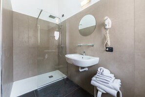 Studio Supérieur, plusieurs lits | Salle de bain