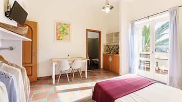 Travel crib, free WiFi, bed sheets