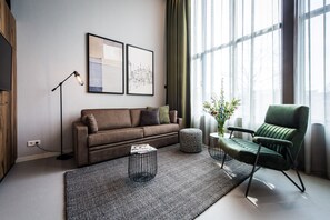 L 2 Bedroom Apartment, Sofa Bed, Duplex | Wohnzimmer | 43-Zoll-Flachbildfernseher mit Kabelempfang, Fernseher