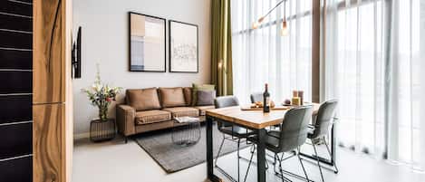 L 1 Bedroom Apartment, Canal view,Duplex | Sala de estar | Televisión de pantalla plana de 43 pulgadas con canales por cable