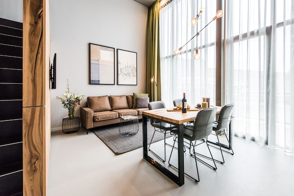 L 1 Bedroom Apartment, Canal view,Duplex | Sala de estar | TV de tela plana 43 polegadas com canais a cabo, TV