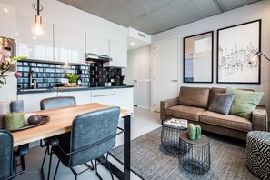 2 Bedroom Apartment | ห้องนั่งเล่น | ทีวีจอแบน 43 นิ้ว พร้อมช่องเคเบิล, ทีวี