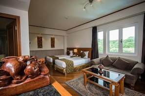 Junior suite | Woonruimte | Flatscreentelevisie