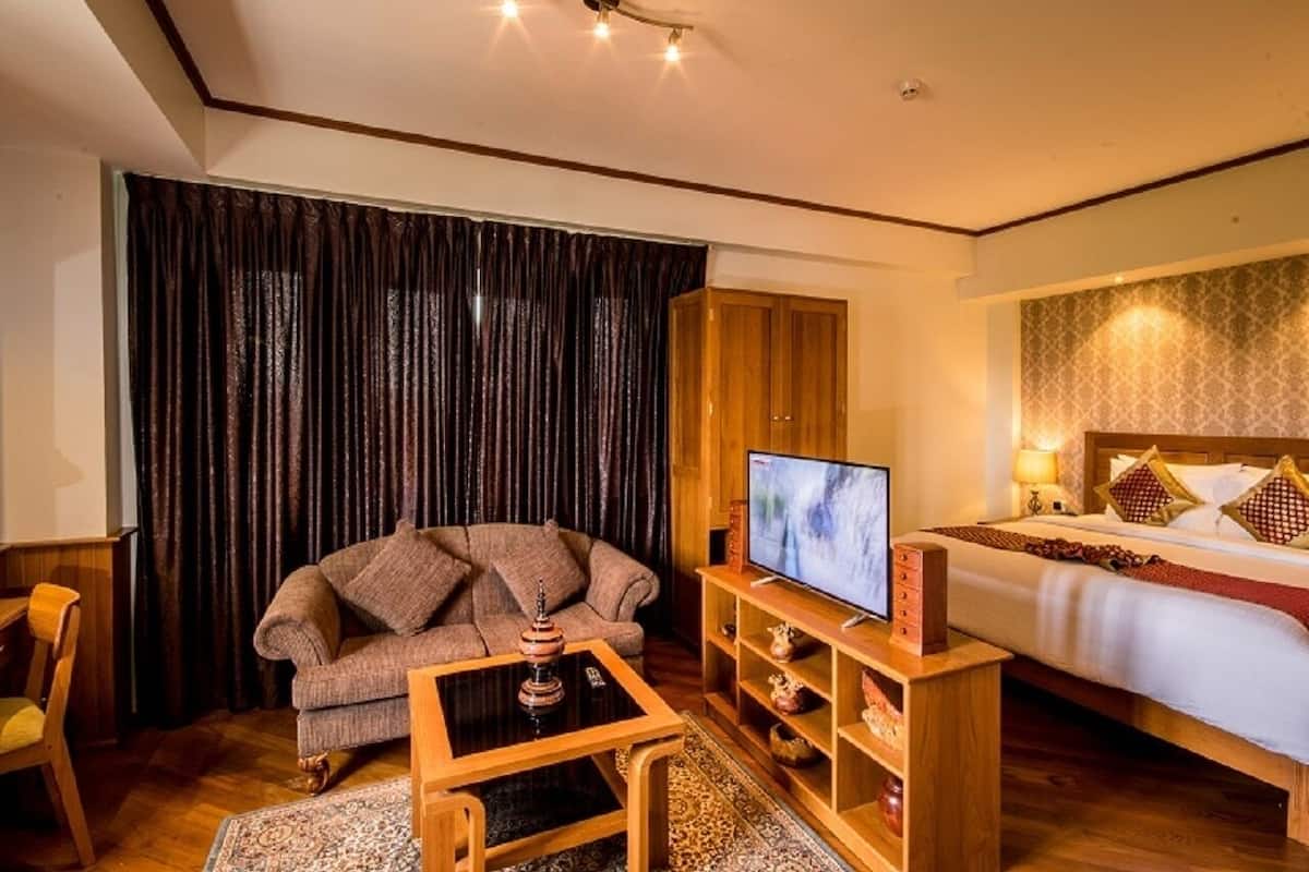 Junior Suite | Living area | Flat-screen TV