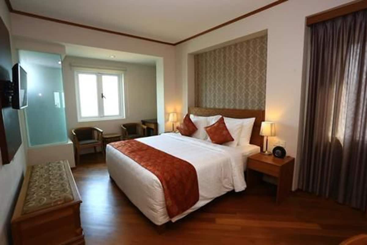 Minibar, in-room safe, desk, rollaway beds