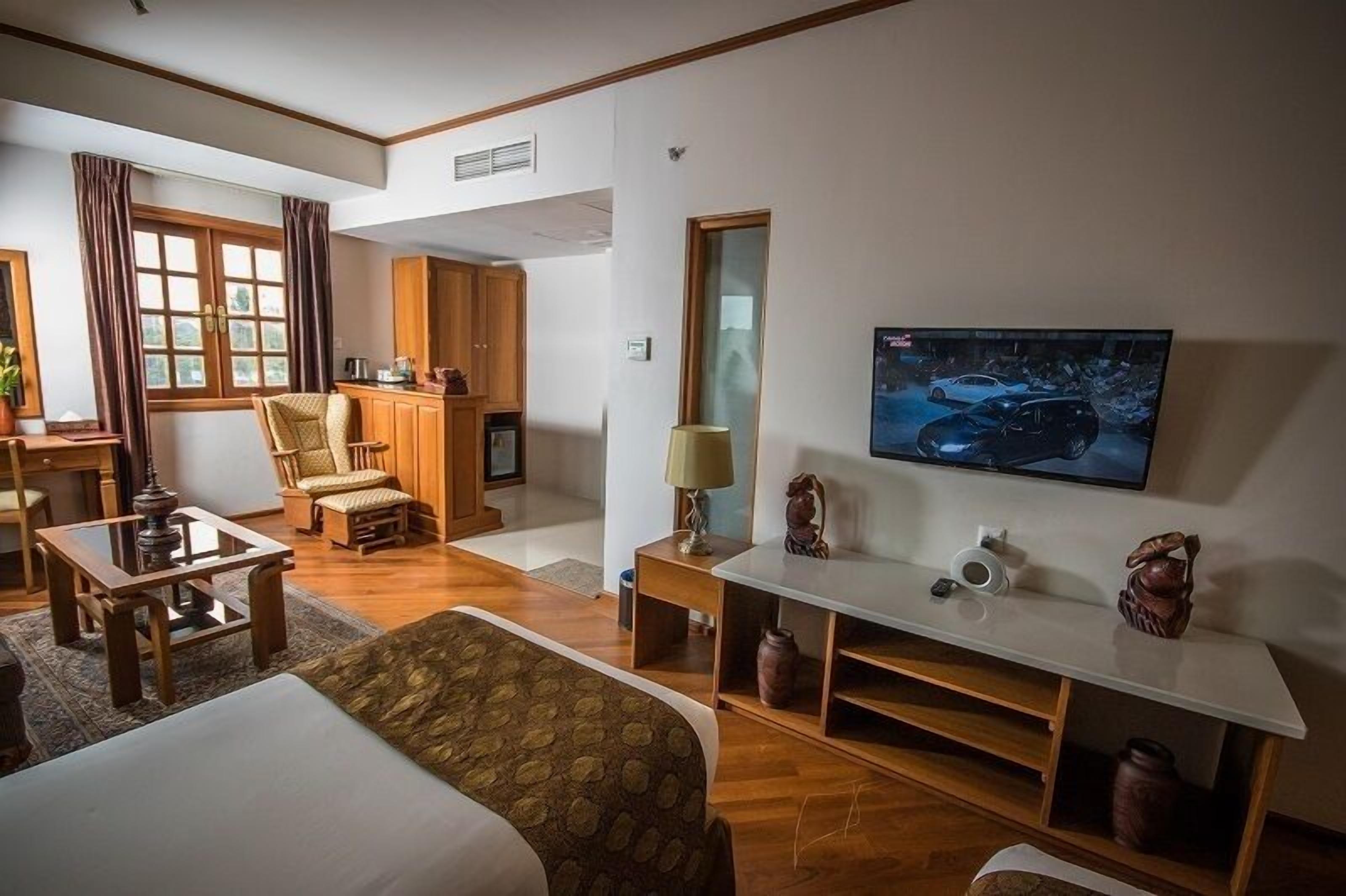 junior suite | living room | flat-screen tv