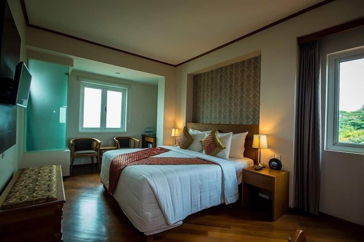 Grand Deluxe Corner | Minibar, in-room safe, desk, rollaway beds