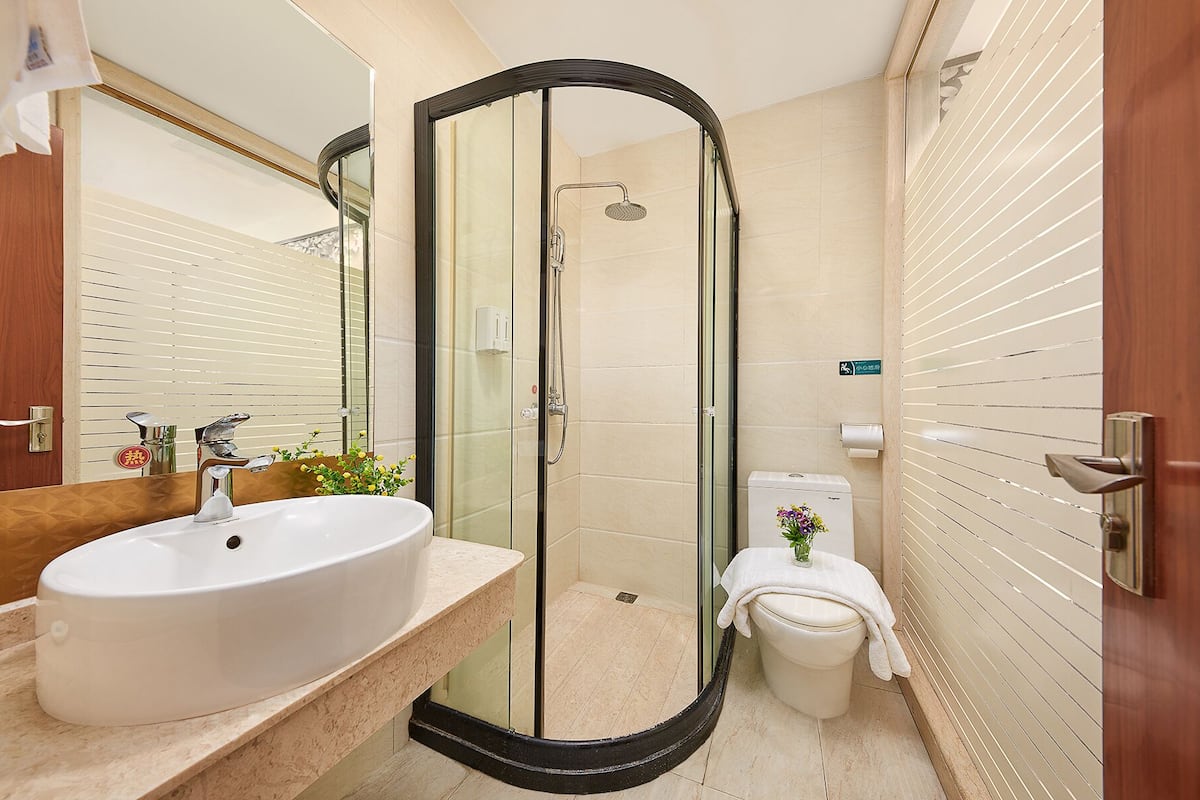 business double room | bathroom | shower, eco-friendly toiletries, hair dryer, slippers