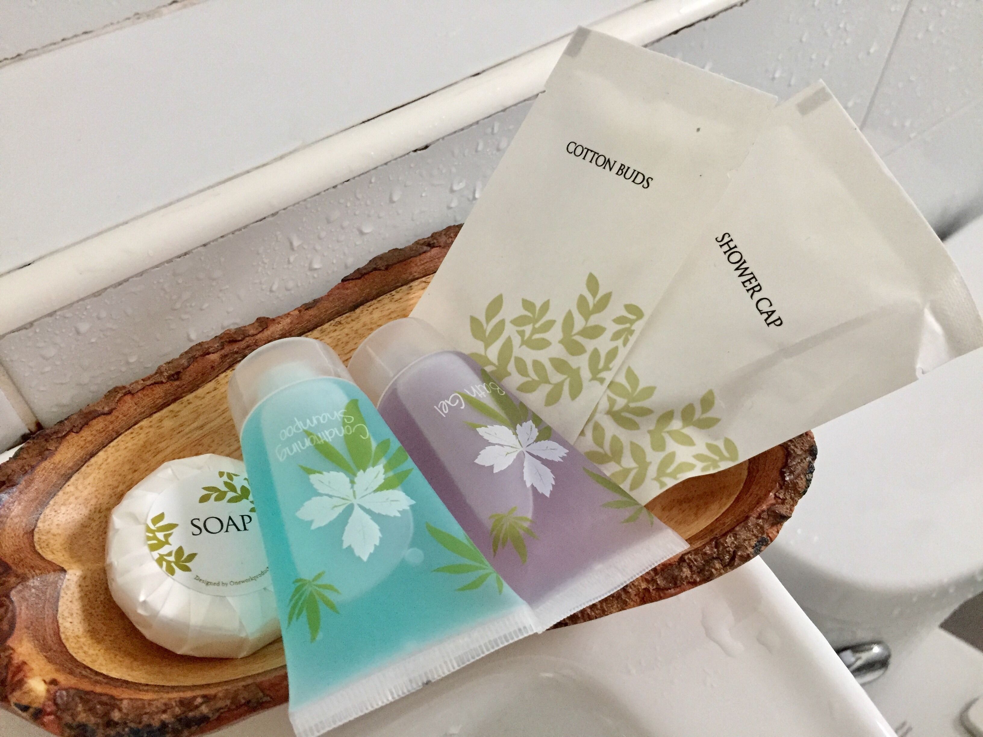 standard king room | bathroom amenities | shower, free toiletries, slippers, towels