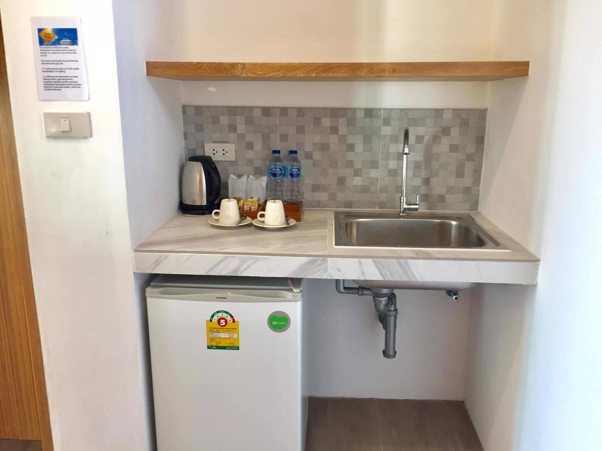 fridge, microwave, stovetop, cookware/dishes/utensils