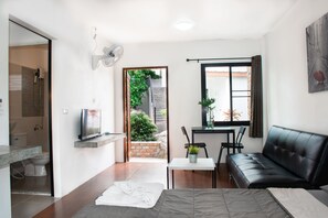 Standard King Room | Minibar, desk, blackout drapes, rollaway beds - Field-d House (Koh Tao)