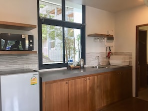 Quarto quádruplo família, 2 quartos | Cozinha americana privada | Geladeira, micro-ondas, cooktop, talheres/pratos/utensílios de cozinha