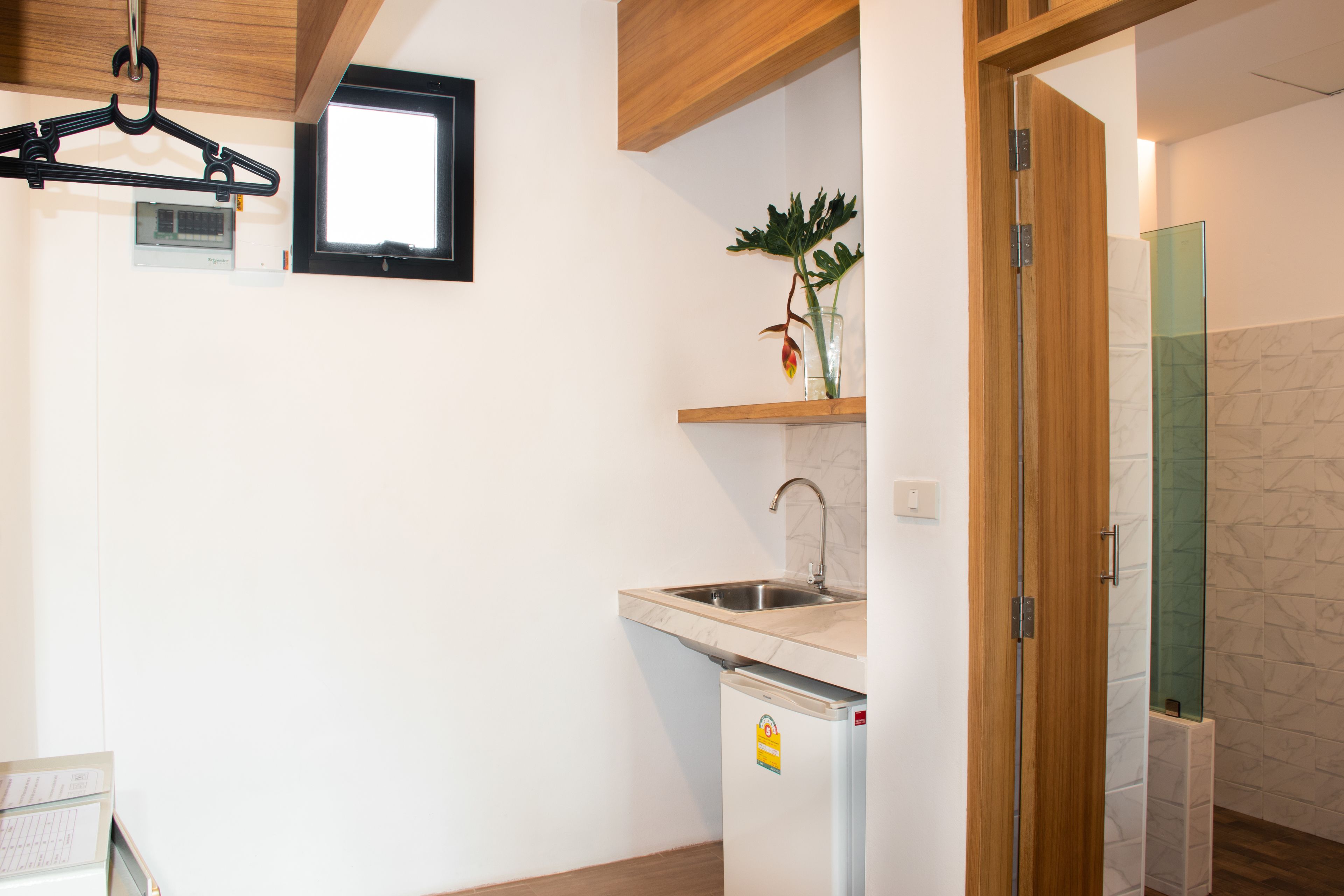 fridge, microwave, stovetop, cookware/dishes/utensils