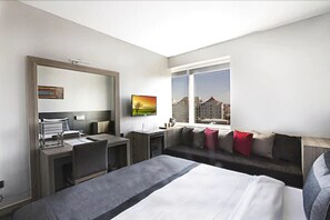 Habitación doble superior | Minibar, caja de seguridad en la habitación y escritorio