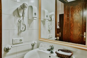 Shower, designer toiletries, hair dryer, towels - Casa Rural Arenas de El Rocio (Almonte)