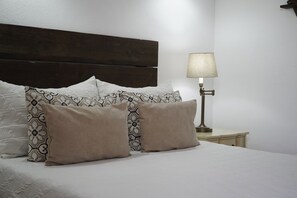 Standard Double Room, 1 Double Bed | Hypo-allergenic bedding, soundproofing, free WiFi, bed sheets - Casa Rural Arenas de El Rocio (Almonte)