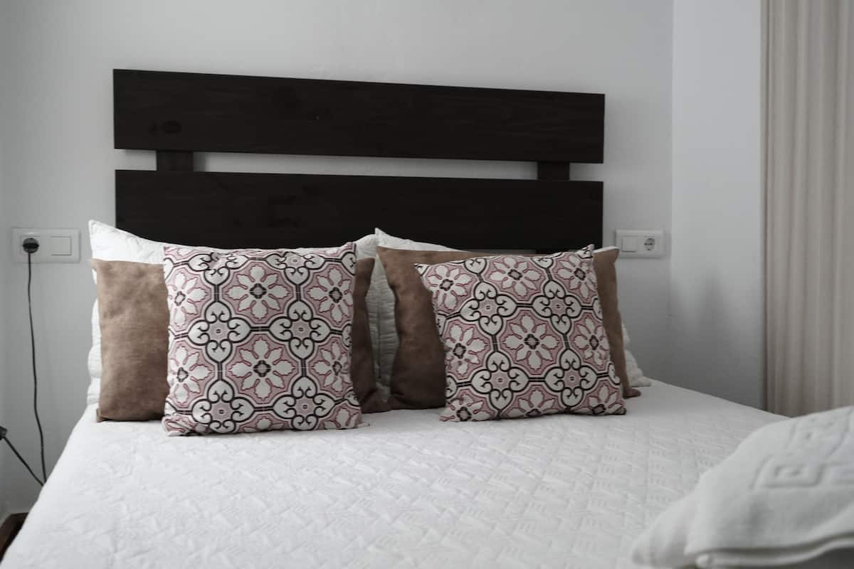 Habitación económica | Ropa de cama hipoalergénica, sistema de insonorización, wifi gratis