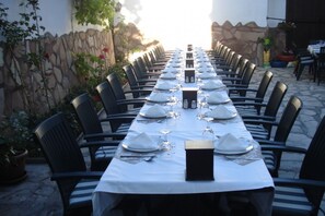 Déjeuner et dîner servis sur place, spécialités Cuisine turque