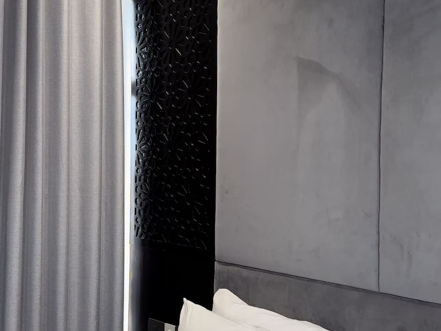 Executive Room, 1 King Bed | 1 bedroom, in-room safe, desk, soundproofing