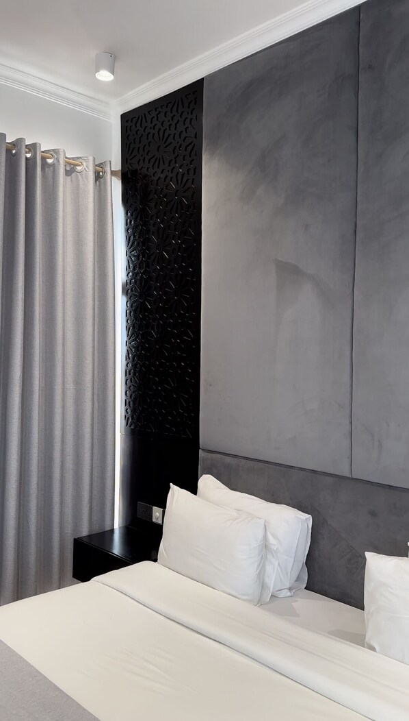 Executive Room, 1 King Bed | 1 bedroom, in-room safe, desk, soundproofing