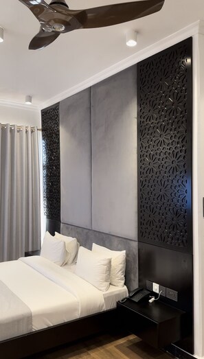 Executive kamer, 1 kingsize bed | 1 slaapkamer, een kluis op de kamer, een bureau, geluiddichte muren