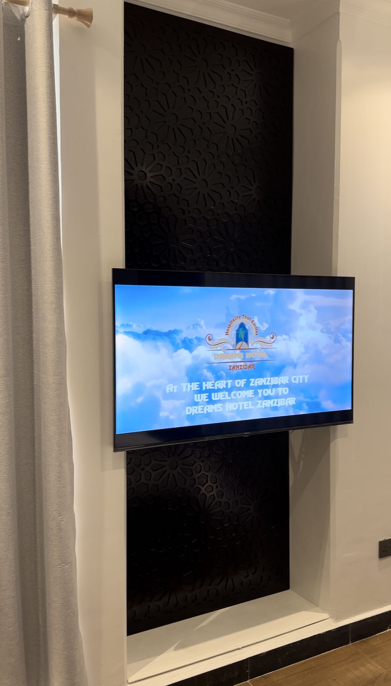 executive room, 1 king bed | television