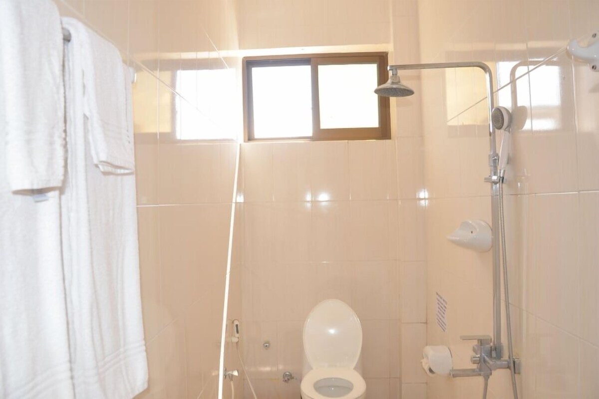 Badkamer | Een douche, gratis toiletartikelen, een haardroger, pantoffels