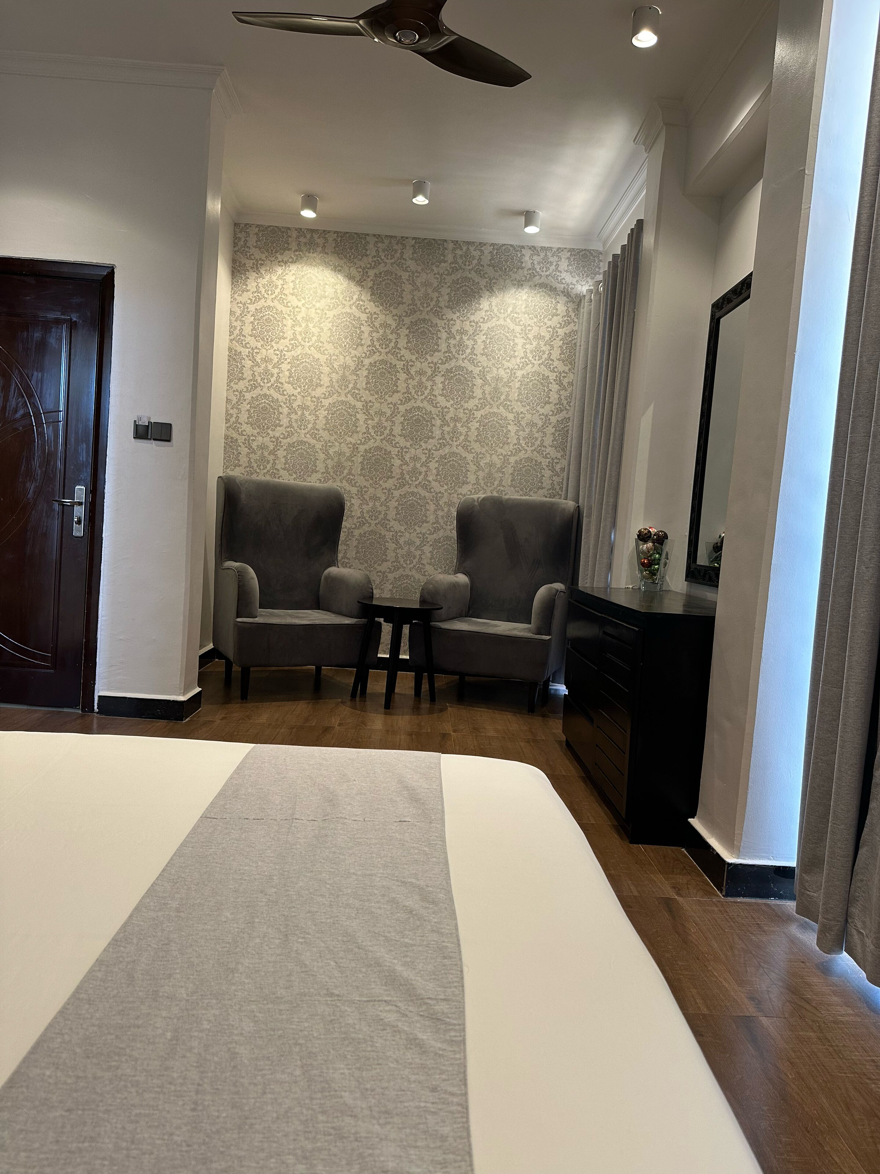 executive room, 1 king bed | 1 bedroom, in-room safe, desk, soundproofing