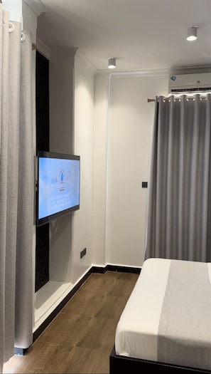 Executive Room, 1 King Bed | Television