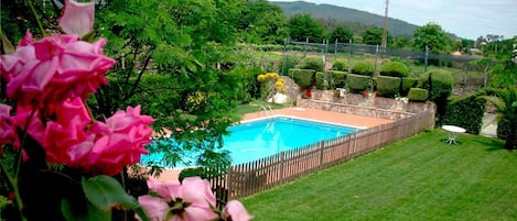 Una piscina al aire libre de temporada