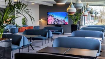 Flatskjerm-TV, fotballspill og bordtennis