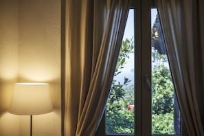 Deluxe dubbelrum - havsutsikt | 1 sovrum, sÀngtillbehör av högsta kvalitet och minibar