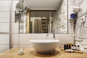 Dusche, kostenlose Toilettenartikel, Haartrockner, Bademäntel