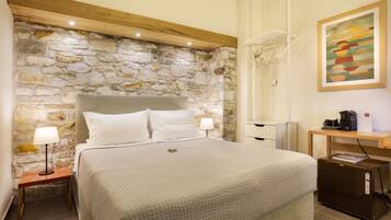 Deluxe Double Room, Sea View | 1 bedroom, premium bedding, minibar, in-room safe