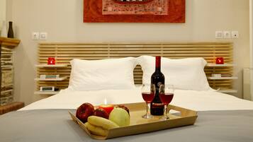 Junior Studio Suite, Garden View | Premium bedding, minibar, in-room safe, individually decorated