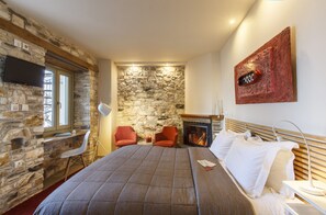 Premium bedding, minibar, in-room safe, individually decorated - Hotel Olga (Zagora-Mouresi)