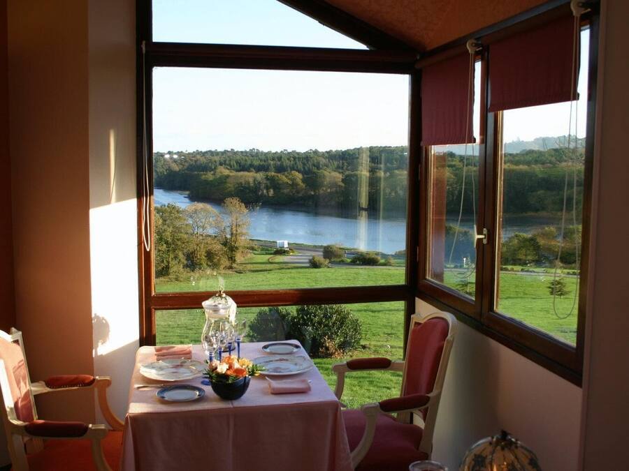 Melayani sarapan, makan siang, makan malam; sajian masakan Prancis