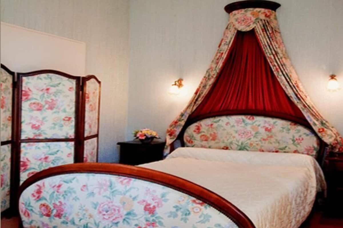 desk, soundproofing, iron/ironing board, cots/infant beds