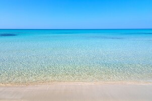 Playa privada en los alrededores, arena blanca
